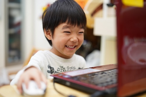 オンラインでプログラミングを楽しんで学ぶ子ども